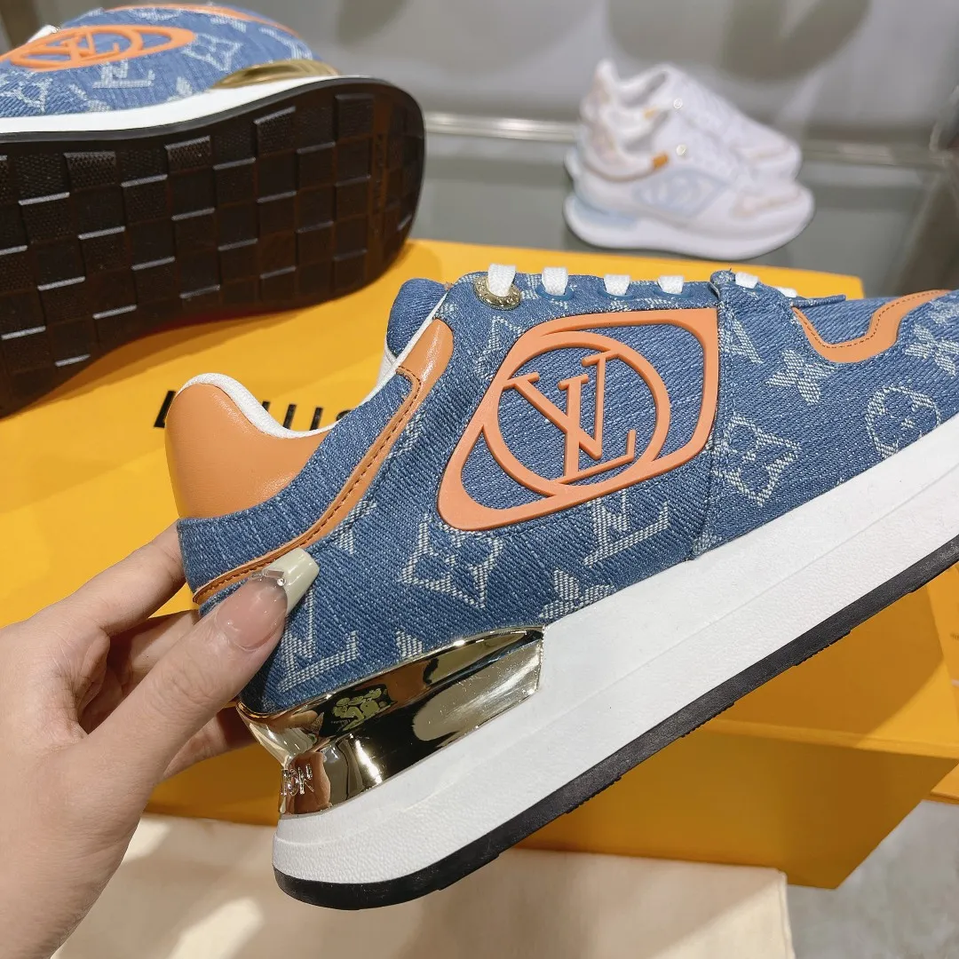 👟👟Ex-factory price 640👟👟 Men's size +10 Louis Vuitton's official website synchronizes the 2024 couple's models, this Neo Run Away sneakers are inspired by running shoes, integrating LV's iconic must-have shoes into the trend. This version is a 1:1 replica of the original version, reinterpreting Damier canvas with cow leather and mesh fabrics, highlighting its simple lines and unique wedge outsole. The main details include the LV initials on the side and the engraved gold heel stabilizer on the back plus a hidden insole. 2cm. Sizes 35-42, 39-46. Full package. High version. New and old customers are welcome to inquire.